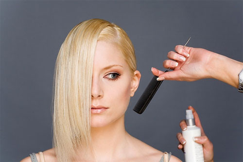  Keo xịt tóc. Khi sử dụng keo xịt tóc tránh để keo xịt dễ bị bám dính lên da mặt. Trong keo xịt tóc có nhiều thành phần hóa học có thể gây kích ứng da, khiến da bạn có thể bị nổi mẩn và dị ứng. 