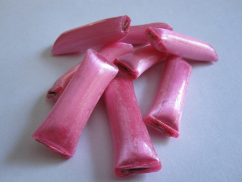 Chicken bones (Canada). Mùa Giáng Sinh, người Canada thường thích ăn những viên kẹo Chicken bones có hương quế và làm từ chocolate kem sữa.