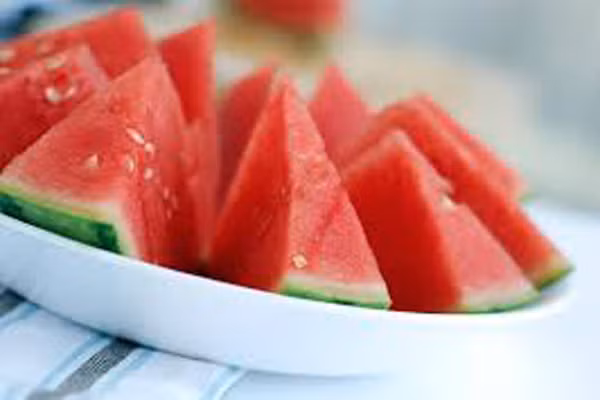  10. Không chỉ ở Mỹ, nhiều nơi trên thế giới cũng có những luật cấm lạ kỳ, ở Rio Claro, Brazil, nếu bạn thưởng thức một miếng dưa hấu trên bãi biển thì có nguy cơ đóng tiền cho cảnh sát. 