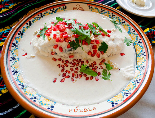 Chilesennogada (Mexico). Món ăn được tạo ra từ sự kết hợp giữa thịt và ớt poblano nướng. Một lớp sốt kem làm từ quả óc chó được phủ lên trên và rắc thêm hạt lựu làm tăng tính thẩm mỹ cũng như hương vị cho món ăn.