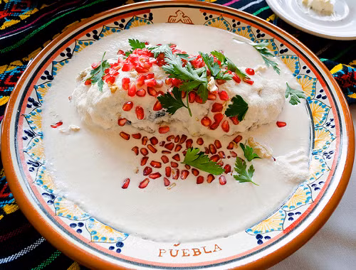 Chilesennogada (Mexico). Món ăn được tạo ra từ sự kết hợp giữa thịt và ớt poblano nướng. Một lớp sốt kem làm từ quả óc chó được phủ lên trên và rắc thêm hạt lựu làm tăng tính thẩm mỹ cũng như hương vị cho món ăn.