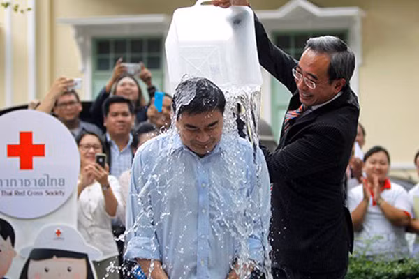  Pete Frates mong muốn bằng việc cảm nhận được một khoảnh khắc tê cứng ấy, mọi người sẽ có những hành động thiết thực để giúp đỡ các bệnh nhân mắc bệnh ALS. Lời thách đố của Pete Frates là mọi người tự đổ xô nước lạnh lên đầu mình, đưa video lên Facebook, Instagram hoặc các mạng xã hội khác và thách đố 3 người bạn của mình thực hiện thử thách này trong vòng 24 giờ, hoặc quyên góp 100USD (hơn 2 triệu đồng) cho quỹ ALS. 