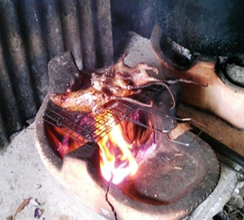 Chuột núi. Món này được chế biến từ thịt của chuột núi. Sau khi thui chuột trên than hồng cho da chuột vàng rộm người ta mới đem dao mổ bỏ phần ruột, chỉ giữ lại lá gan.