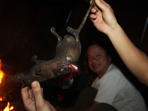 Thui chuột thêm lần nữa cho ra mỡ, sau đó đưa vào một nồi đất để đồ xôi, và người dân tộc Thái gọi đó là "xôi chuột". Món xôi này cũng giống như xôi chim, tuy có phần lạ nhưng rất ngon và không đem lại cảm giác ngấy.