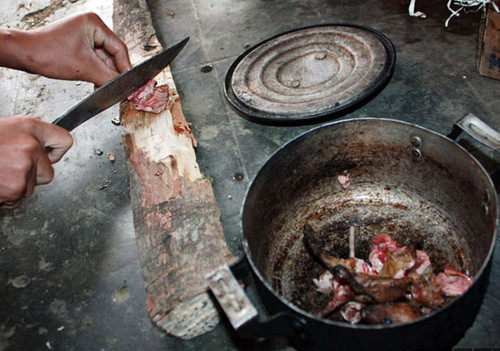 Gia vị cần thiết được chế biến rất tỉ mỉ từ rau mùi, rau răm, thảo dược, đậu xanh... được giã nhuyễn và nhồi vào phía trong con chuột giống như đầu bếp nhồi thịt vào trong quả mướp đắng.