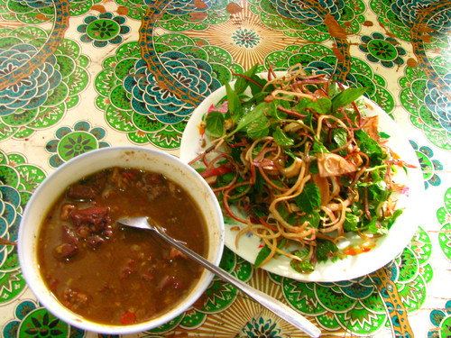 Ninh xương và lục phủ ngũ tạng lên để lấy nước, sau đó đổ pịa vào. Nồi pịa đặt trên bếp lửa đun đến khi nồi pịa sánh, sền sệt lại là được. Món nậm pịa ăn kèm với rau chuối và bạc hà. Món nậm pịa được múc ra bát có màu nâu, nước sền sệt, ban đầu khi nếm thử ta sẽ thấy vị đắng và mùi hơi khó ngửi.