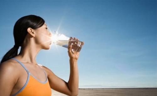 Nước uống chiết xuất từ phân bò. Các nhà khoa học cho biết, loại nước này có nhiều dinh dưỡng hơn so với nước thông thường. Hệ thống lọc nước này có thể sản xuất khoảng 190 lít nước từ 380 lít nguyên liệu phân.