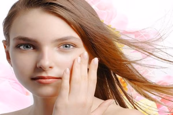 Cả vitamin A và chất chống oxy hóa phục hồi tế bào da đồng thời ngăn chặn thiệt hại gốc tự do. Cải xoăn cũng được biết đến với chức năng giải độc và giúp da giữ nước, làm sạch lỗ chân lông khiến làn da hồng hào, tươi sáng.