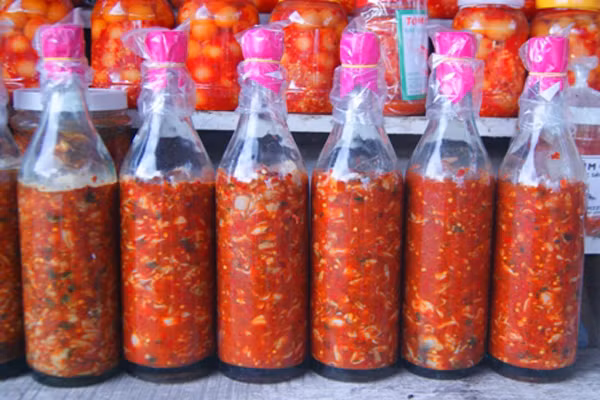  Trước khi đưa mắm sò vào bữa ăn, ta thường trộn vào đó các thứ gia vị, nhất là trái vả xắt mỏng hay đu đủ thái sợi, khế, chuối chát. Hương vị mắm sò vốn đã thơm ngon, lại còn thơm ngon hơn khi được tăng cường thêm vị béo của thịt heo. Mắm sò ngon nhất là khi chín, múc ra chén thấy mắm có màu đỏ au, nước đặc sệt và còn nguyên ruột sò. 