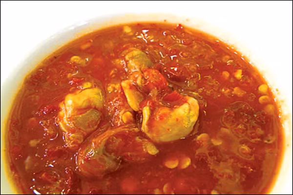  Mắm sò. Nếu có lần từng thử mắm sò Lăng Cô, ắt hẳn không ai quên được cái mùi vị độc đáo, thơm dịu và hương vị cay nồng đầu lưỡi. Mắm sò làm khá công phu, ngư dân đi đào sò về, chẻ sò sao cho giữ nguyên ruột, sàng sạch cho đến khi nào hết cát và nước trong veo. Ớt bột, củ riềng xắt nhuyễn, đậu xanh rang giã mịn và muối hột cho vào thau sò trộn đều. Sau đó, đổ tất cả vào hộp đậy thật kín. Khoảng 15 – 20 ngày, con sò nổi lên mặt là mắm sò đã chín. 