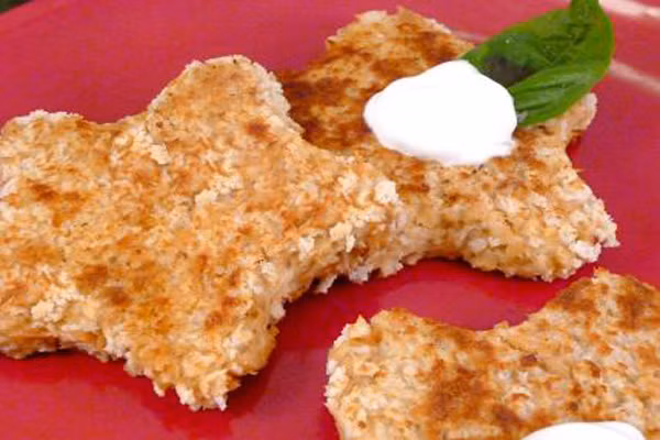 Bánh cá hình sao. Thậm chí cả những bé kén ăn thì món này vẫn rất đưa cơm. Đây là loại bánh với nhiều nguyên liệu nên trẻ sẽ không nhận ra rằng chúng đang ăn cá. Mẹ hãy trộn cá hồi, vụn bánh mì trứng và mayonaise. Thêm gia vị và nước cốt chanh sau đó đổ vào khuôn hình ngôi sao và nướng, lật qua lật lại nướng trong 10 phút. Khi ăn chỉ cần phết một lớp mật ong để tạo vị ngọt bé thích.