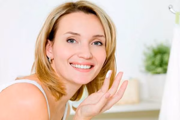 2. Kem lót. Sau khi thoa kem dưỡng thì bạn cần phủ tiếp một lớp kem lót, đặc biệt là những chỗ có vết nám hay đồi mồi. Khi thoa, bạn ấn nhẹ tay cho kem thẩm thấu vào da. Chọn loại kem lót đơn giản không có thành phần hoạt tính. Sau 40 tuổi, da bị lão hóa nhanh , độ đàn hồi cũng kém đi, do vậy hãy chờ khoảng 1 phút để kem lót thẩm thấu hẵng làm các bước tiếp theo.