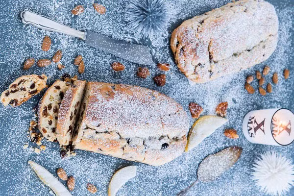 Để làm ra một chiếc stollen đúng chuẩn, bạn sẽ cần bột mì, men, bơ, sữa, nước, các loại hoa quả khô, các loại hạt xay nhuyễn và vỏ cam chanh được làm thành mứt. Điểm đặc trưng nhất ở món bánh này có lẽ nằm ở vị ngọt thanh được tạo ra bởi các loại mứt và hoa quả khô thay vì dùng quá nhiều đường cát để có độ ngọt sắc giống như các loại bánh khác.