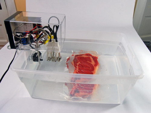 Túi nylon sẽ được rút chân hơi và hàn kín. Kế tiếp là túi nylon đó sẽ được thả vào một bể nước nóng, với nhiệt độ từ 55 cho tới khoảng gần 70 độ C.