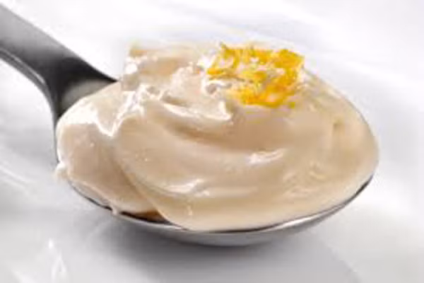 Mayonnaise. Sốt Mayonaise có một hàm lượng chất béo cao và điều này khiến nhiều người nghĩ rằng nó không phải là thực phẩm dễ bị nấm mốc và tăng trưởng vi khuẩn nhanh chóng. Song thực tế, các loại sốt Mayonaise cũng có thể bị hư hại theo thời gian và có thể làm thay đổi hương vị của nó.