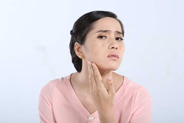 5. Sodium lauryl sulfate (SLS) / Sodium laureth sulfate (SLES). SLS hoạt động như một chất tẩy rửa, gây khô da và có thể hình thành các hợp chất gây ung thư khi kết hợp với một hóa chất nào đó khác. Bên cạnh đó, nó còn làm tăng khả năng hấp thụ, thay đổi cấu trúc da, cho phép các chất hóa học khác dễ dàng thấm vào hệ thống tuần hoàn hơn.