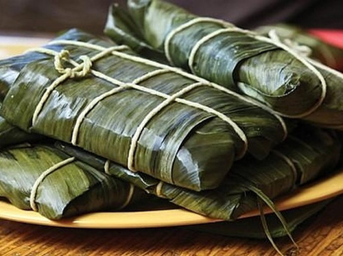 Bánh Hallacas (Venezuela). Bánh này vỏ được làm từ bột ngũ cốc, nhân là hỗn hợp của nụ bạch hoa, nho khô, ớt cùng nhiều loại thịt khác nhau.