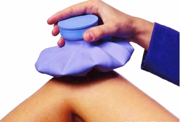 Chườm nóng và lạnh khi đau. Chuyên gia khuyên bạn nên chườm nóng hay chườm lạnh để giúp giảm đau. Chườm nóng có thể giúp giảm đau trong khi chườm lạnh làm tê vùng đau. Tắm nước nóng cũng có thể làm giảm đau do các cơ được thư giãn. Khi chườm lạnh, hãy dùng một chiếc khăn để bảo vệ làn da của bạn.