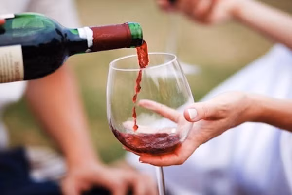 Những người uống chừng mực - từ 6 đến 48 giờ đồng hồ mỗi ngày, có nguy cơ phát triển bệnh tiểu đường type 2 thấp hơn 30% so với những người không uống và nghiện nặng. Con số này ở những người uống từ 48g trở lên và người không uống là như nhau.