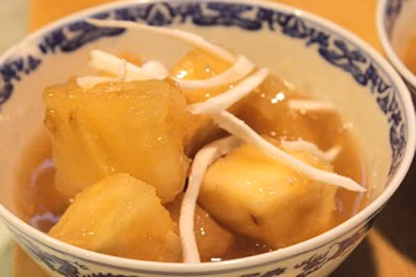  Chè sắn nóng hổi. Múc một muôi chè sắn nóng từ nồi chè bốc hơi nghi ngút, rắc thêm vài sợi dừa nạo trắng muối, những miếng sắn dẻo quánh, dừa giòn, thoang thoảng mùi gừng khiến mùa đông ấm hơn. Ảnh: Ngoisao.