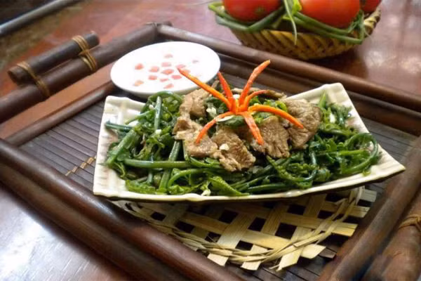 Món rau dớn xào thịt bò cũng vậy, công đoạn chuẩn bị giống các món xào khác. Ở món này, rau dớn nên xào vừa chín tới, khi rau vừa chín hẵng rưới nước cốt mẻ vào đảo đều cùng thịt bò trong hai phút và trút rau ra đĩa. Ảnh: Phunu.net.