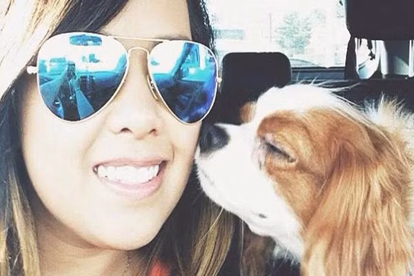  Tinh thần quên mình vì người khác của y tá người Mỹ gốc Việt đáng để cả thế giới nể phục, cô gái này dù bị nhiễm bệnh và phải cách ly điều trị nhưng luôn thể hiện tinh thần lạc quan, vui vẻ, không hề tỏ ý trách móc hay hối hận. Điều kỳ diệu nhất là cô đã khỏi bệnh và được chính tổng Thống Obama chào đón, con chó yêu quý của cô cũng được thử nghiệm Ebola và cho kết quả âm tính. 