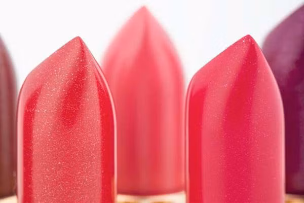 2. Phẩm màu tổng hợp. Nếu nhìn thấy trên nhãn mỹ phẩm là FD &amp; C hoặc D &amp; C, thì đó là phẩm màu nhân tạo. Bột màu này xuất phát từ dầu mỏ hoặc than. Đây là chất gây dị ứng da, gây ung thư và có thể gây tăng động cho trẻ em. Chất này đã được Bảng Phân loại và Ghi nhãn Châu Âu, Liên minh Châu Âu liệt vào danh sách đen.