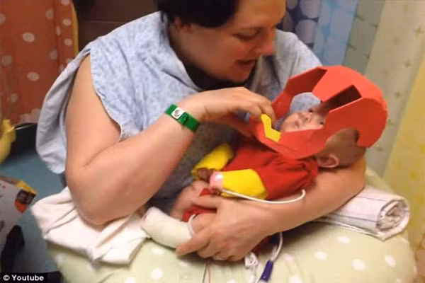 Mục đích để tạo động lực giúp cậu bé sơ sinh cảm thấy dũng cảm hơn. Mặc dù cậu bé chỉ mặc bộ trang phục được trong một phút. Nhưng nó dường như đã hỗ trợ phục hồi cho cậu bé ngày càng mạnh mẽ hơn mỗi ngày.