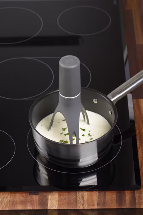 Máy đánh trứng tự động. Chỉ cần cho trứng vào máy và bật lên, bạn hoàn toàn có thể làm các công việc khác. Ngoài công dụng đánh trứng, loại máy này còn dùng để trộn bột làm bánh mì, pizza, đánh kem..