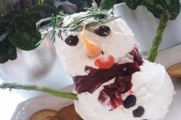 Bánh người tuyết. Thân của người tuyết từ những viên phô mai, sau đó mẹ phết một lớp kem trắng bên ngoài. Mũi là cà rốt, miệng và mắt là nho khô, cánh tay cắm bằng măng tây, khăn là sô cô la… Mẹ và bé tha hồ sáng tạo bằng những thực phẩm sẵn có. Song mẹ hãy nhớ, “người tuyết” rất nhiều chất béo, nên chỉ làm những người tuyết tí hon.