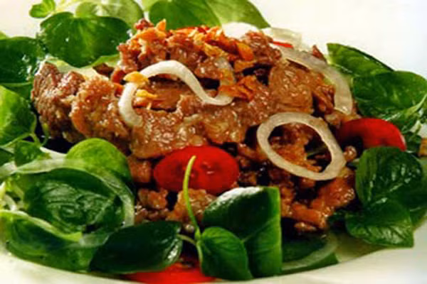 Lá rau sắng có thể nấu canh suông hoặc cùng với thịt đều ngon. Quả của cây rau này còn được xào với thịt bò, hạt khi chín lại được dùng để ninh xương rất thơm, ngon và bùi. Điều đặc biệt ở rau sắng là không cần nêm mì chính hay bột nêm món ăn cũng đã đủ vị ngọt mát.