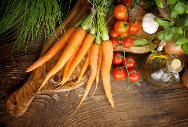 1. Ăn thực phẩm tươi sống. Một chế độ thực phẩm nguyên chất bao gồm rau tươi, trái cây, các loại hạt thì việc giảm cân sẽ được đảm bảo. Tuy nhiên, nó cũng có những mặt trái khi lạm dụng những món ăn tươi sống như gỏi hay trứng, sắn thì nguy cơ tiếp xúc vi khuẩn và dị ứng rất cao.