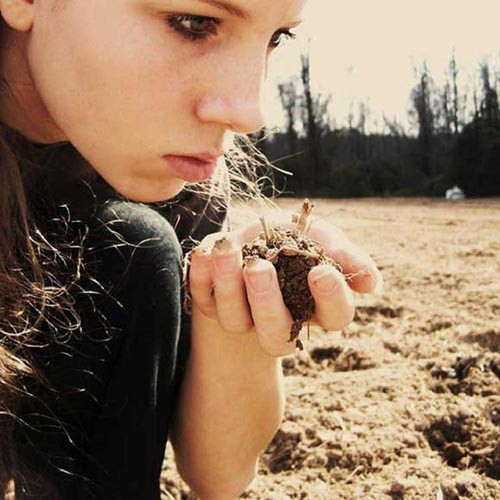  Một giả thiết khác là, việc nghén khi mang thai là do tuyến yên thượng thận đến hồi báo động, gây ra các phản ứng căng thẳng và não cần một sự nghỉ ngơi bằng cách nạp thêm thực phẩm hay đòi hỏi một số hoạt động. 