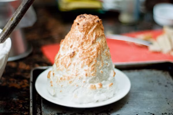 Kem nướng. Là sự lựa chọn hoàn hảo cho ngày đông lạnh.Nó là sự kết hợp hoàn hải giữa vị béo ngậy của kem tươi và đường cháy, vị lạnh của caramen với vị nóng hôi hổi của đường phủ bên trên. Món ăn này ăn ngày nóng hay ngày lạnh đều ngon. Tự thưởng cho mình một ly kem nướng, nhâm nhi vị lạ miệng và tám chuyện cùng bạn bè chiều cuối tuần cũng là một thú vui khó cưỡng.