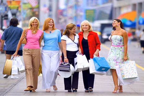 5. Đi bộ. Chỉ cần dành thời gian đi bộ 30 phút mỗi ngày, không cần đến các bài thể dục, không cần chạy bộ, tranh thủ lúc đi mua sắm, siêu thị để tăng cường sự trao đổi chất sẽ đốt cháy mỡ thừa quanh vòng eo nhanh chóng.