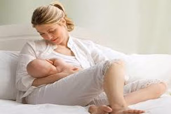  7. Đo bầu ngực trước khi mua. Có thể chị em nuôi con nhỏ không có thời gian để chọn cho mình một chiếc áo ngực ưng ý nhất. Trong trường hợp này, hãy dùng thước hoặc dây đo sẵn size ngực mình. Lấy số đo của vòng đỉnh và số đo vòng chân ngực để chọn được một chiếc áo ngực vừa vặn nhất. 