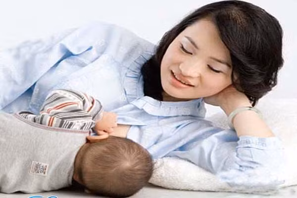 6. Cuối cùng, dù bạn mới sinh và đang cho con bú, bạn vẫn phải làm đẹp. Vì thế đừng chỉ chăm chăm chọn những loại áo trông như áo ngực già nua, kém hấp dẫn, có rất nhiều loại áo ngực được thiết kế riêng cho việc nuôi con nhỏ tạo khuôn ngực đẹp, rất tiện lợi để bạn diện bất kỳ trang phục nào mà không lo vòng một bị xấu. 