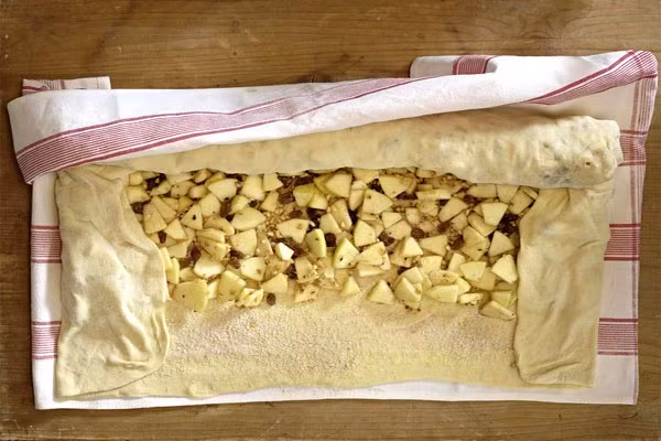 1. Apfelstrudel (Bánh táo cuộn) là một loại bánh táo rất đặc trưng của vùng Bayern. Người ta vẫn thường hay gọi nó bằng cái tên rất đặc trưng bánh Apfelstrudel - Đức. Cách làm món bánh này cũng rất đơn giản.