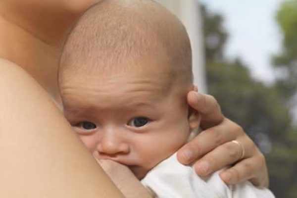 Nếu trên 6 tháng tuổi, trẻ vẫn rụng tóc thì có thể đây là dấu hiệu cảnh báo trẻ đang thiếu hụt chất dinh dưỡng nghiêm trọng, đặc biệt là sắt. Mẹ nên đưa bé đến khám bác sỹ hoặc bổ dung vitamin D vào chế độ dinh dưỡng của con với những thực phẩm như lòng đỏ trứng, gan, sữa, tôm, cua,…