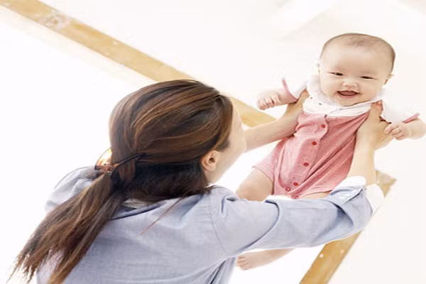 Và mẹ cũng nên tắm nắng cho con hàng ngày khoảng 15 – 20 phút để bổ sung vitamin D cho con. Thời gian tắm nắng cho trẻ tốt nhất là từ 7h-8h sáng. Vào mùa hè thì nên tắm nắng vào lúc 6h30-7h30. Tuyệt đối không cho trẻ tắm nắng mặt trời lên cao, chói chang, vì khi ấy ánh nắng chứa tia cực tím rất hại cho da và mắt của bé.