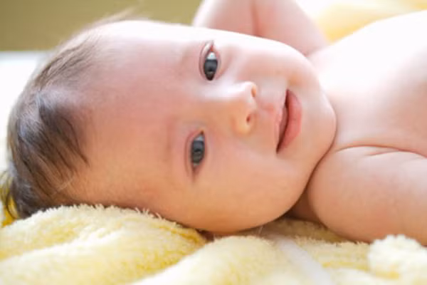 Ngoài ra hiện tượng rụng tóc ở trẻ còn do nguyên nhân bé mới ốm dậy và bé đang sử dụng một số loại thuốc có tác dụng phụ gây rụng tóc. Một số trẻ còn có những mảng trắng rơi ra vùng không có tóc do bị nấm. Trường hợp này mẹ đừng trì hoãn đưa con đến bác sỹ.