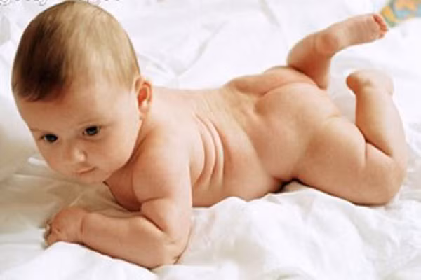 Khi mới lọt lòng mẹ, tóc của bé đang ở giai đoạn mọc. Sau một thời gian ngắn do sự thay đổi của các hooc mon nội tiết mà bé được mẹ truyền trong bào thai, tóc của bé sẽ chuyển sang giai đoạn rụng tóc cho đến hết 6 tháng tuổi.