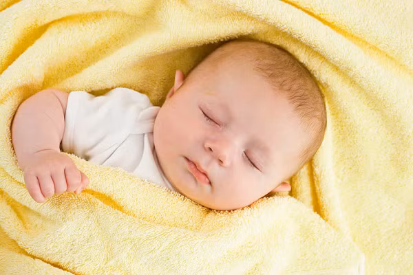 Đa số trẻ khi mới sinh thường có dấu hiệu rụng tóc trong 6 tháng đầu đời. Cha mẹ không cần quá lo lắng, do tóc trẻ chia thành hai giai đoạn: giai đoạn phát triền và giai đoạn ngưng phát triển.