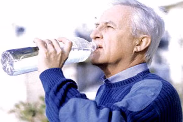 Ngoài ra, trong mùa đông vẫn nên duy trì thói quen uống nước, đây là cách dễ dàng và nhanh chóng nhất đào thải chất độc ra khỏi cơ thể. Nếu không được cung cấp đủ nước sẽ dẫn đến một số rối loạn trong cơ thể, đặc biệt nếu uống nước quá ít dễ có nguy cơ bị sỏi niệu, táo bón… Nên dùng đa dạng các loại nước như nước đun sôi để nguội, nước khoáng, trà xanh.