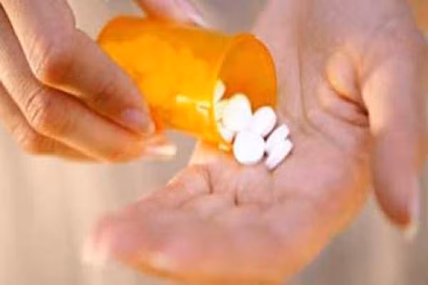 Dùng thuốc giảm đau hợp lý. Nếu dùng thuốc giảm đau Acetaminophen thì không nên quá 4000 mg/ngày và chú ý nếu có bệnh gan thì không nên dùng. Những bệnh nhân dùng thuốc chống viêm không steroid không nên dùng bất kỳ thêm ibuprofen, naproxen, hoặc aspirin, trừ khi có chỉ dẫn của bác sĩ. Các chuyên gia cảnh báo rằng, làm như vậy có thể làm tăng nguy cơ loét dạ dày.