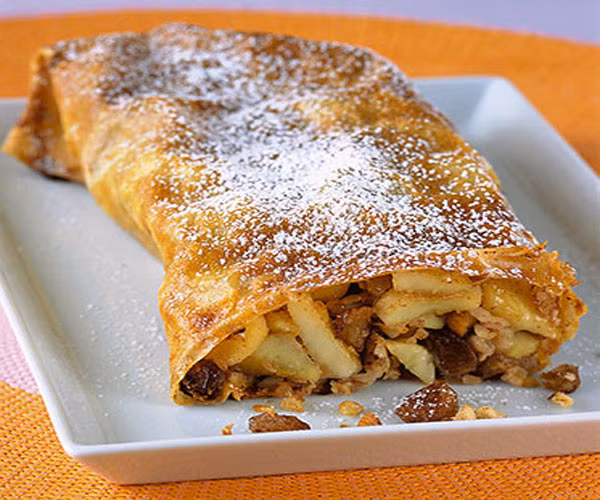 Táo rửa sạch, gọt vỏ, cắt làm tư, bỏ hột, sau đó cắt nhỏ, cho tất cả nguyên liệu còn lại vào trộn chung, sau đó bọc bằng một lá bơ đã được đun chảy và tán mỏng để tủ lạnh trong 1 giờ. Điểm đặc biệt của loại bánh này là vỏ bánh phải cực kì mỏng, đến độ nếu lót 1 tờ báo bên dưới, có thể thấy được chữ thì mới đạt hiệu quả bánh ngon.