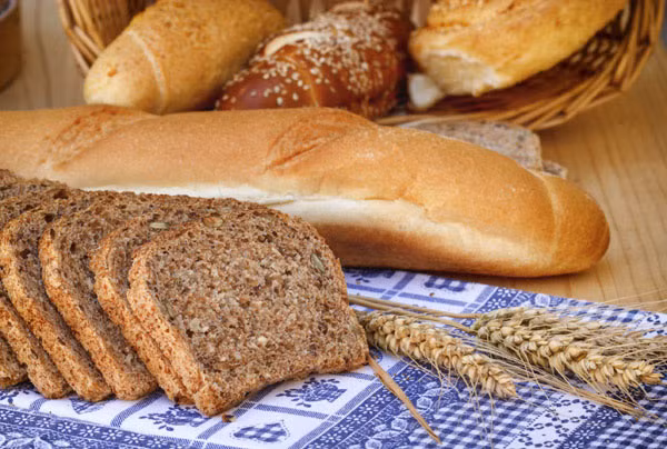 3. Chế độ ăn không gluten (có trong bột mì, lúa mạch...). Với những người bị bệnh celiac (dị ứng gluten), một chế độ ăn kiêng hoàn toàn gluten là cần thiết. Nhưng với đa số mọi người, không có lý do để tránh gluten. Chế độ ăn kiêng gluten từng được hiểu nhầm là có tác dụng giảm cân, nhưng thật ra không phải.