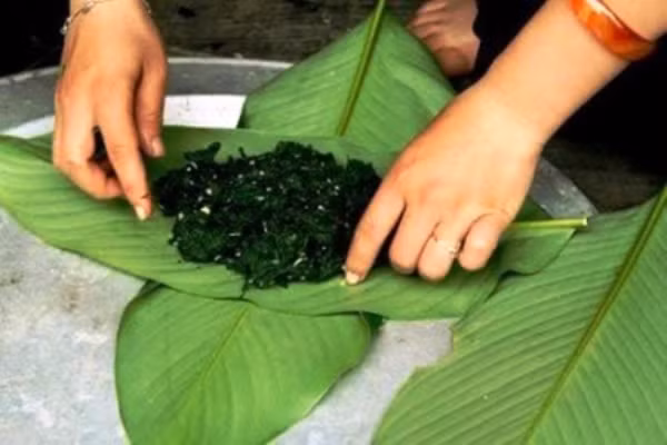 Công đoạn cuối cùng là viên tròn to trong lá chuối và hấp, ngon nhất là hấp trên bếp than hồng, món rêu này sẽ đậm đà và thơm mùi khói bếp của vùng dân tộc này. Thời gian hấp khá lâu, khoảng 1 giờ để gia vị có thể đượm vào từng thớ và rêu được chín đều.