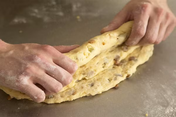 2. Bánh stollen hay còn gọi là Weihnachtsstollen. Nếu bạn ghé thăm nước Đức vào dịp lễ Giáng Sinh này thì stollen nhất định là thứ bánh ngọt đặc trưng nhất mà bạn không thể bỏ qua.