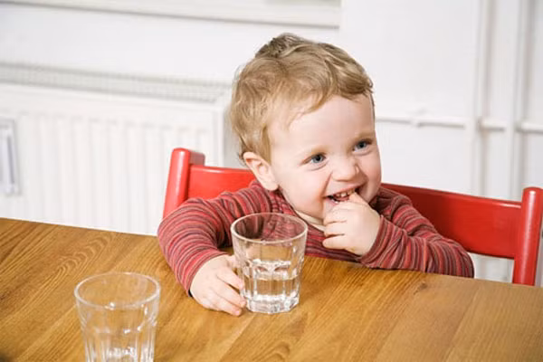 Nước. Nó luôn có tác dụng ở bất cứ mùa nào, nó giúp dưỡng ẩm để giảm khô nẻ cho bé. Nước cũng có tác dụng lưu thông máu, giúp cơ thể trẻ giải trừ những chất độc ra ngoài. Trẻ trên 6 tháng tuổi cần 800ml nước/ngày gồm cả sữa mẹ, trẻ trên 1 tuổi cần 1 lít/ngày.